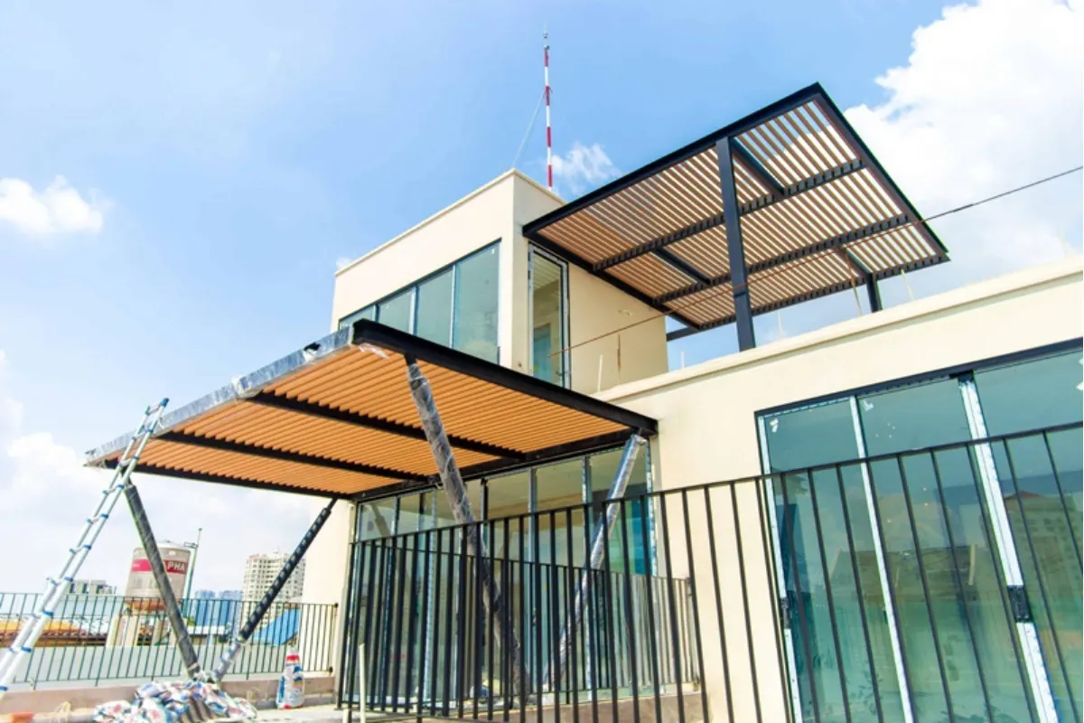 Ảnh thực tế mái che sân thượng và khung sắt cho nhà phố